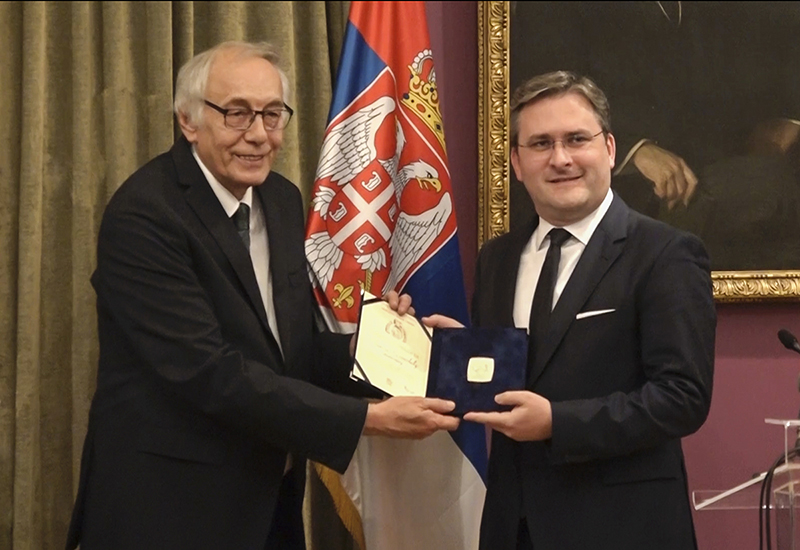 Уручивање Сребрне плакете министру Николи Селаковићу